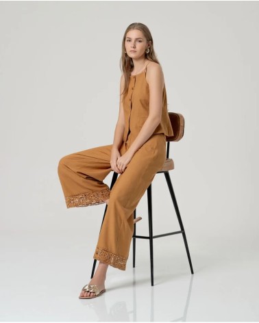 PANTALÓN CAMEL BAJO BORDADO