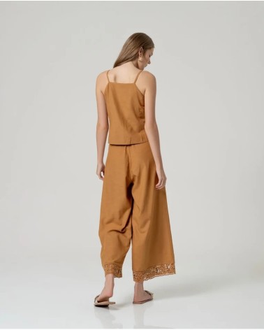 PANTALÓN CAMEL BAJO BORDADO
