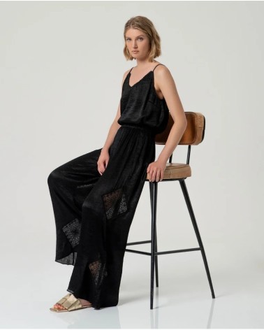 Pantalón Negro Recto Detalle Calado