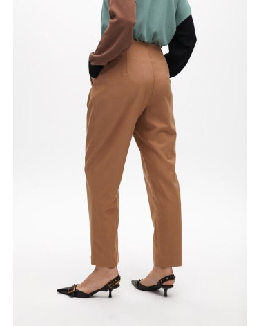 Pantalón Beige Pinzas Cinturón