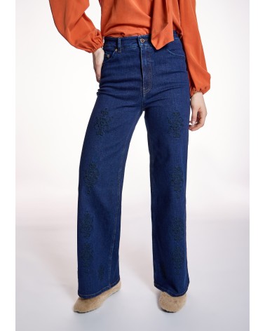 Jeans Rectos Bordados A Tono