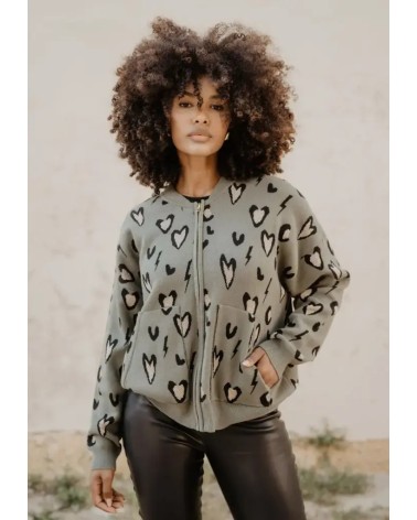 Bomber verde animal print de rayos y corazones.