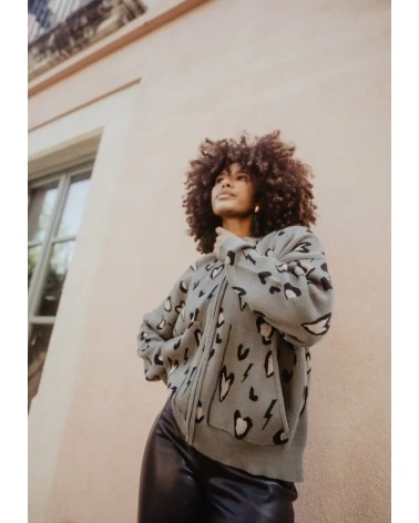 Bomber verde animal print de rayos y corazones.