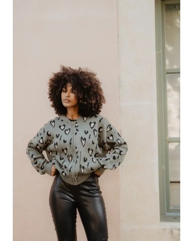 Bomber verde animal print de rayos y corazones.