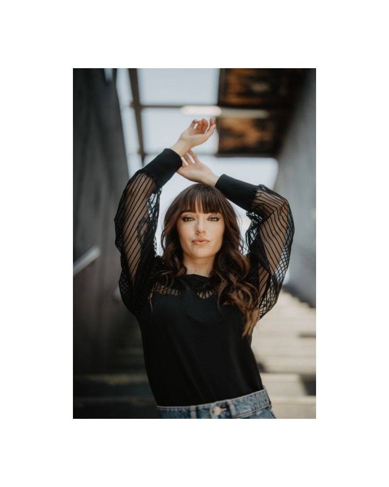 Camiseta Negra Manga Tul