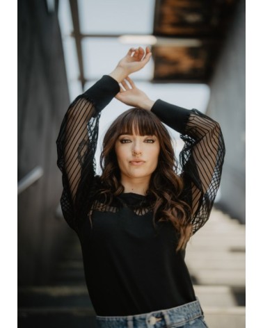 Camiseta Negra Manga Tul